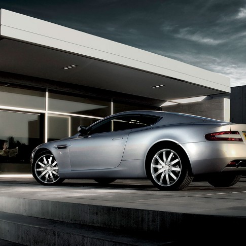 Transportation - Aston Martin DB9 Seite/Heck vor moderner Architektur