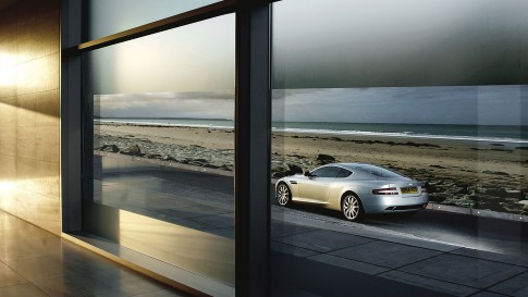 Transportationfoto - Aston Martin DB9 mit Meer im Hintergrund