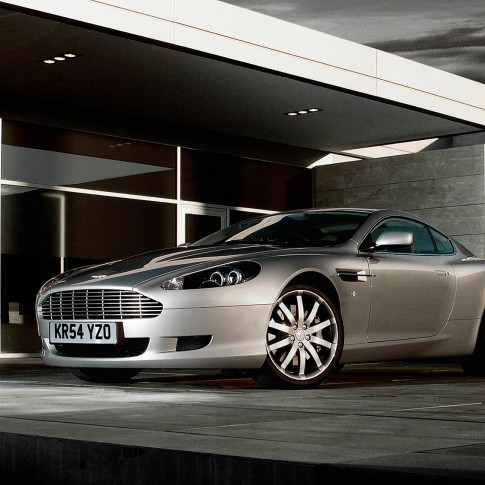 Transportation - Aston Martin DB9 Front vor moderner Architektur