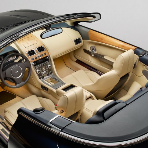 Transportation - Aston Martin DB9 Cabrio offen von oben, Holzdashboard