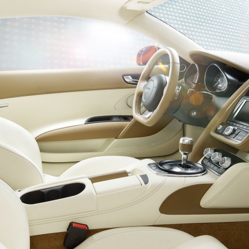Transportation - Interiorfoto Cockpit mit Mittelkonsole Audi R8 hellbeige