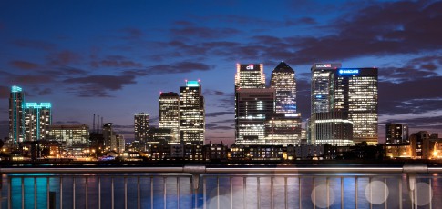 Architektur--Canary-Warf--Stadtteil-von-London-mit-Banken-Skyline--Nachtaufnahme