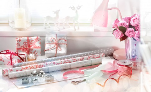 Home/Living/Dekoration - Geschenkpapierrollen mit Baendern + Geschenkpaeckchen_Weihnachtlich