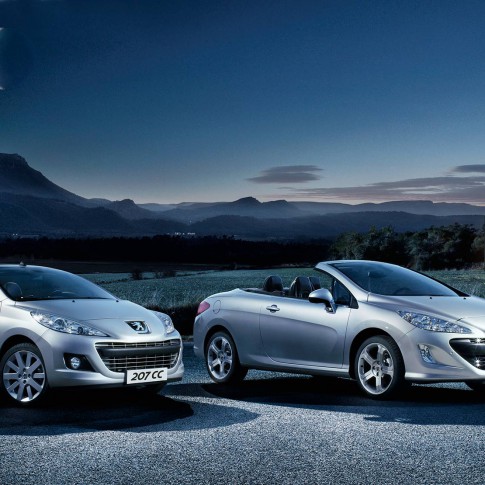 Transportation - Peugeot CC Nachtaufnahme mit Halbmond_Suedfrankreich