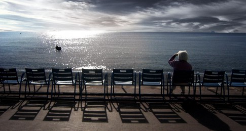 Landscape--Frau-sitzt-an einer-Promenade-und-blickt-auf-das-Meer---Promenade Des Anglais--Nizza