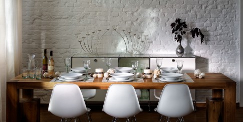 Home/Living/Dekoration - Stimmungsvolle Tischdeko mit weissen Tellern + Glaesern auf Holztisch