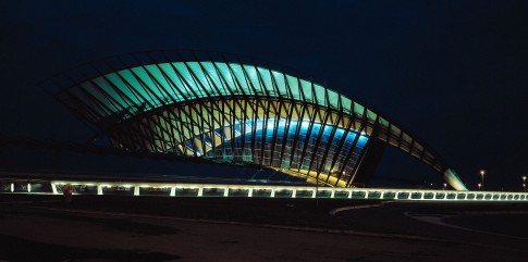 Architektur--TGV-Bahnhof-Satolas-bei-Nacht---Lyon-Frankreich