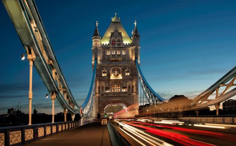 Architektur--Tower-Bridge--London--Morgendaemmerung--mit-Lichtern-von-fahrenden-Autos