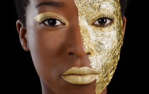 Peoplefotografie---Farbiges-Model-mit-goldenen-Lippen-und-Blattgold-auf-ihrem-Gesicht--Model-KeziahClaudine--Make-Up-Artist-Anna-Borho