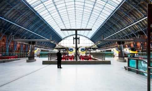 Architektur--Terminalhalle-mit-Zuegen-unter-grossem-gewoelbten-Glasdach---Kings-Cross-Station--London
